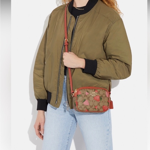 NWT COACH Mini Jamie Camera Bag In Signature Canvas Wild Strawberry Print Xbody - Picture 4 of 10